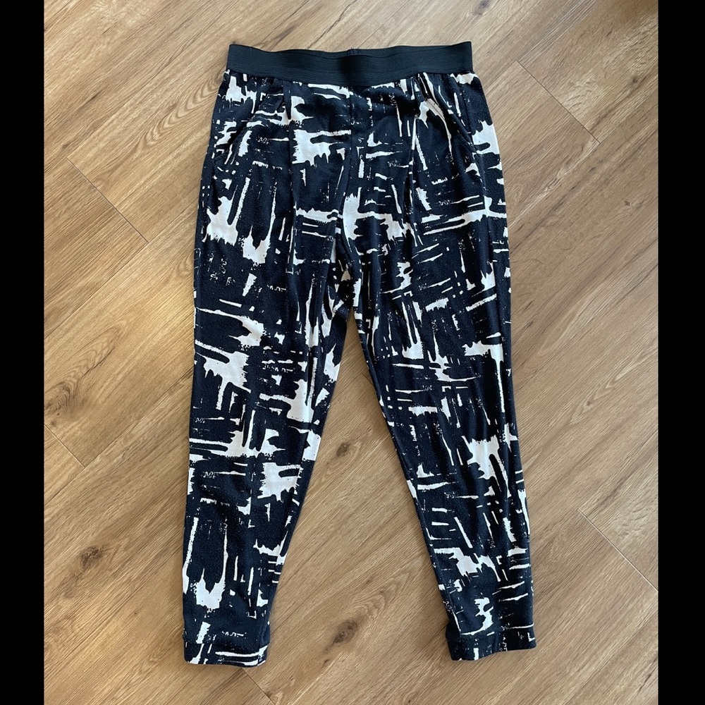 TOPSHOP black & white abstract print pants